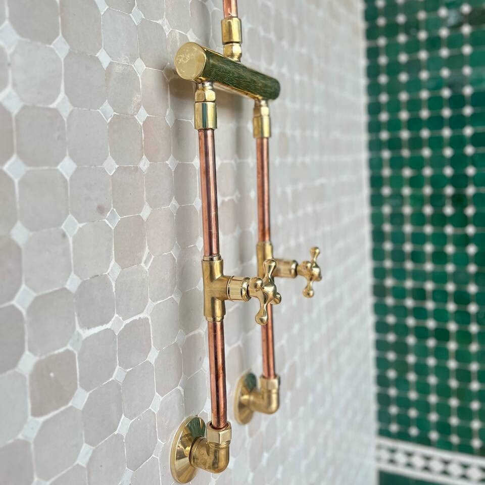 Douche extérieure en cuivre antique. Système de douche rustique intérieur et extérieur avec pomme de douche ronde
