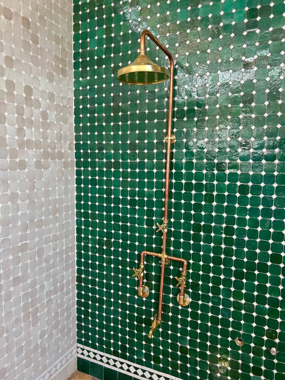 Système de cuivre et de douche vintage. Système de douche en cuivre intérieur et extérieur avec pomme de douche ronde