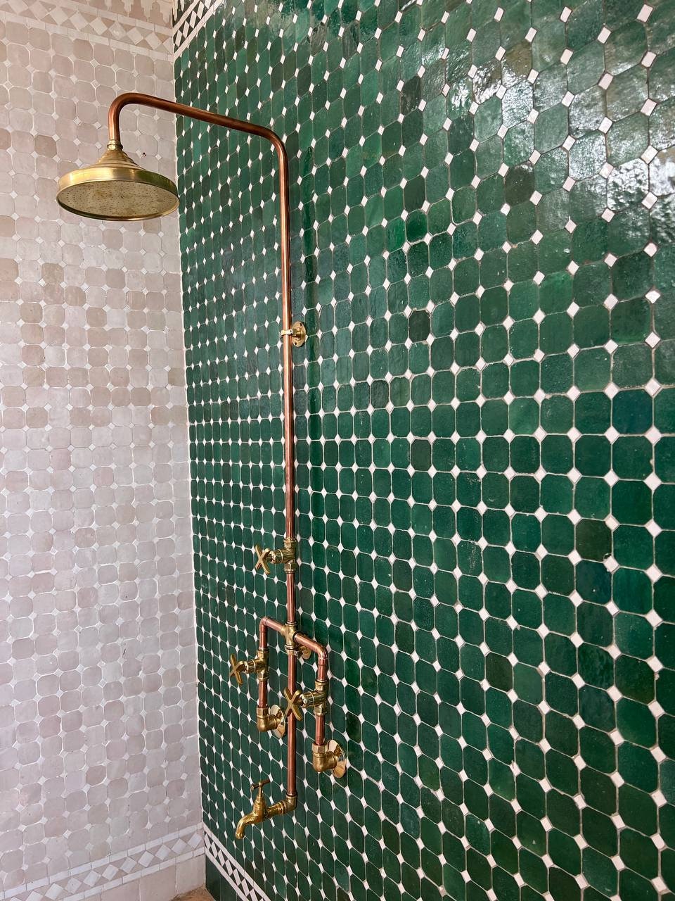 Système de cuivre et de douche vintage. Système de douche en cuivre intérieur et extérieur avec pomme de douche ronde