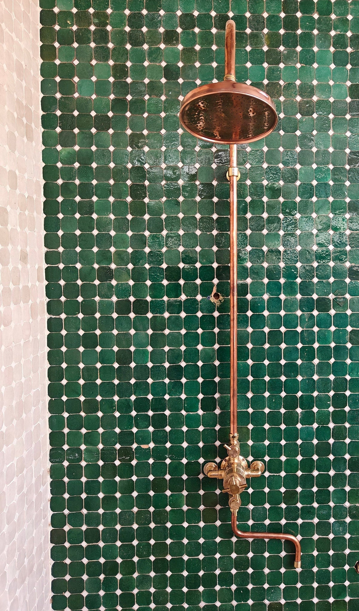 Système de douche exposé en laiton massif, système de douche de salle de bain avec douche à effet pluie